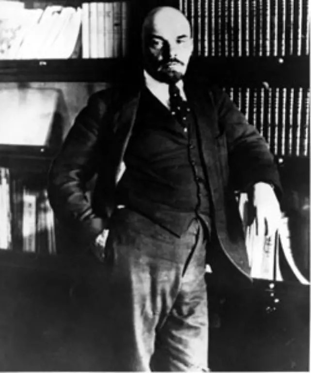 Lenins-Ziel-war-die-Errichtung-der-Diktatur-des-Proletariats-zur-Befreiung-der-arbeitenden-Klassen-von-allen-ausbeuterischen-Verhaeltnissen-Er-gilt-als-einer-der-einflussreichsten-Marxisten