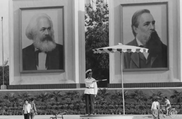 In-den-1980er-Jahren-lebte-fast-die-Haelfte-der-Bevoelkerung-in-Staaten-die-sich-auf-den-Marxismus-beriefen