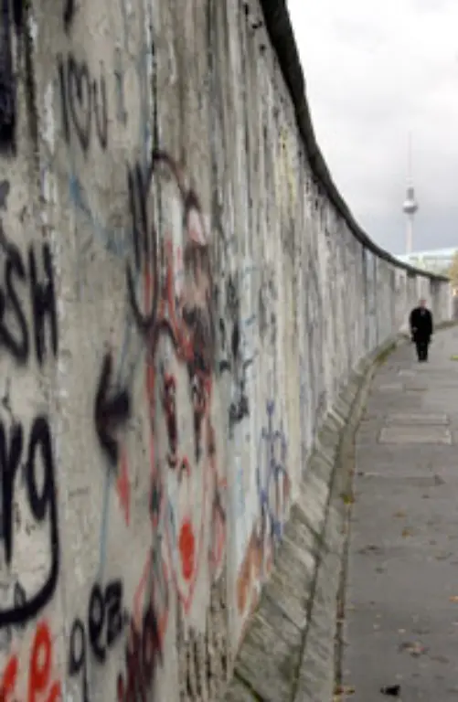 Aber-mit-dem-Ende-der-DDR-1989-dem-Fall-der-Mauer-und-dem-Zerfall-der-Sowjetunion-war-das-Scheitern-der-kommunistischen-Utopie-vom-irdischen-Paradies-klar