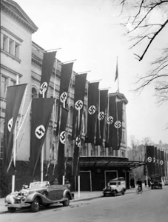 1931-trat-er-in-die-NSDAP-ein-Bereits-zwei-Jahre-spaeter-lernte-Speer-Hitler-persoenlich-kennen-1934-wurde-er-zum-Generalbauinspektor-ernannt