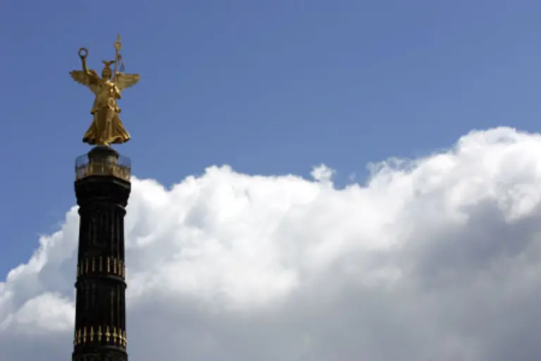 Ein-Teilstueck-der-Achse-wurde-zu-Hitlers-Geburtstag-1939-fertiggestellt-Die-Siegessaeule-wurde-vom-Koenigsplatz-vor-dem-Reichstag-auf-den-grossen-Stern-versetzt-und-hierbei-um-6-5-Meter-erhoeht