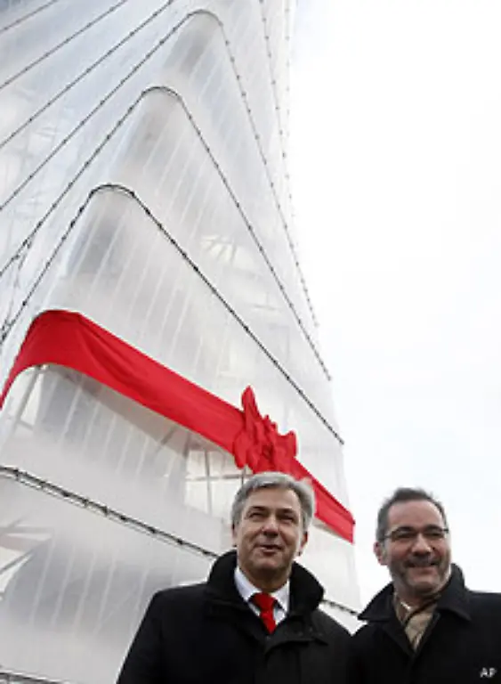 Am-14-November-2007-laecheln-Klaus-Wowereit-und-Matthias-Platzeck-in-die-Kamera-Der-Regierende-Buergermeister-Berlins-eroeffnet-mit-dem-Ministerpraesidenten-des-Landes-Brandenburg-einen-Infotower-an-der-Grossbaustelle-suedoestlich-der-Hauptstadt-So-koennen-Besucher-die