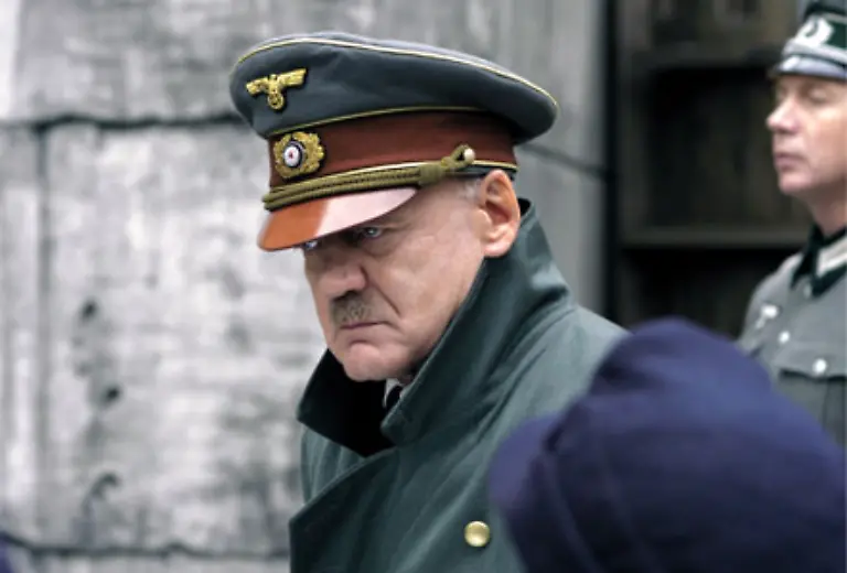 Die-in-der-Ausstellung-gezeigten-Modelle-der-Grossen-Halle-und-der-geplanten-Nord-Sued-Achse-stammen-sogar-aus-dem-Spielfilm-von-Oliver-Hirschbiegel
