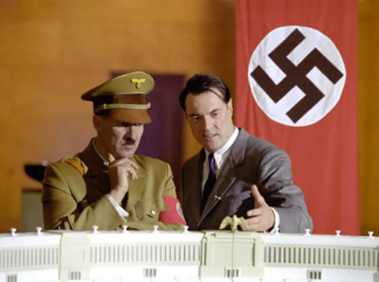 Der-deutsche-Dreiteiler-Speer-und-Er-erzaehlt-in-seiner-ersten-Episode-ausschliesslich-vom-Aufstieg-und-Fall-von-Hitlers-Lieblingsarchitekten-Speer