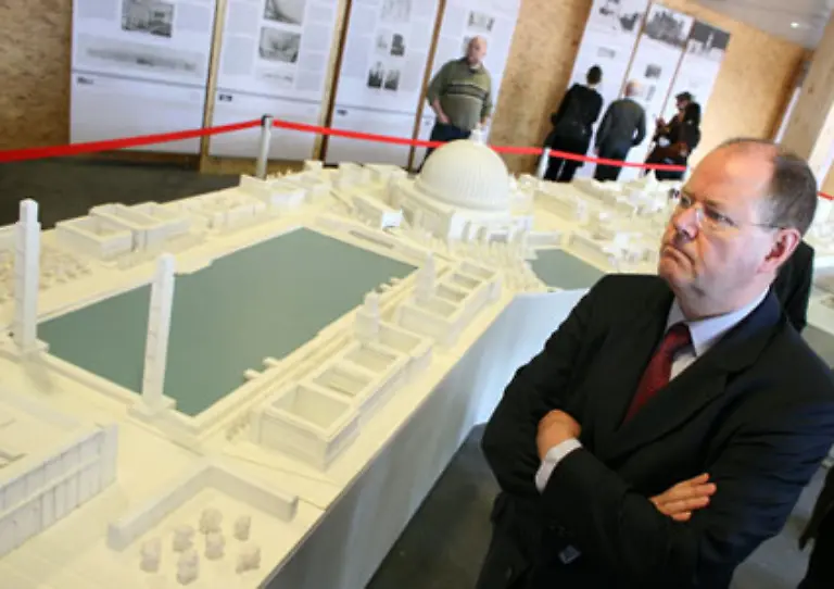Ausserdem-stellen-die-Plaene-keine-bewundernswerten-architektonischen-Leistungen-dar-sondern-sind-Ausdruck-eines-totalitaeren-Staates-fuegte-Bundesfinanzminister-Peer-Steinbrueck-bei-einer-Vorbesichtigung-hinzu