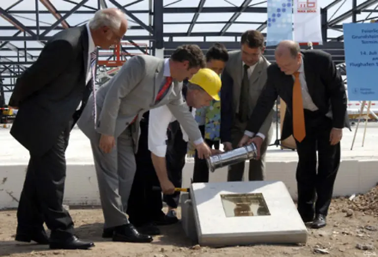seit-Anfang-Juni-2005-nun-auch-die-Lufthansa-Tochter-Germanwings-Im-Dezember-2005-wurde-das-neue-Terminal-D-eroeffnet-im-Bild-die-Grundsteinlegung-im-Juli-2005-das-vor-allem-fuer-die-Abfertigung-der-Low-Cost-Fluege-genutzt-wird