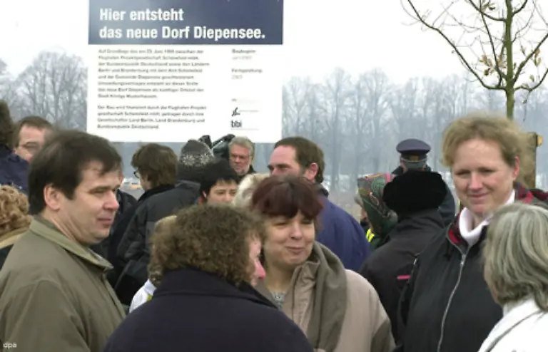 Die-Dorfbewohner-haben-wenige-Kilometer-weiter-ein-komplettes-neues-Dorf-spendiert-bekommen-Im-Bild-Besichtigung-des-neuen-Dorf-Standorts-2002