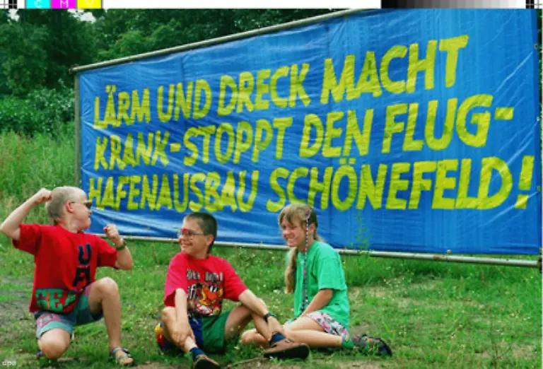 Die-Gegner-bemaengeln-vor-allem-die-Standort-Wahl-Sie-werfen-den-Planern-vor-aus-ihrer-Sicht-guenstigere-Alternativen-wie-den-Flughafenbau-in-Jueterbog-oder-Sperenberg-aus-politischen-Gruenden-nicht-ausreichend-in-Erwaegung-gezogen-zu-haben