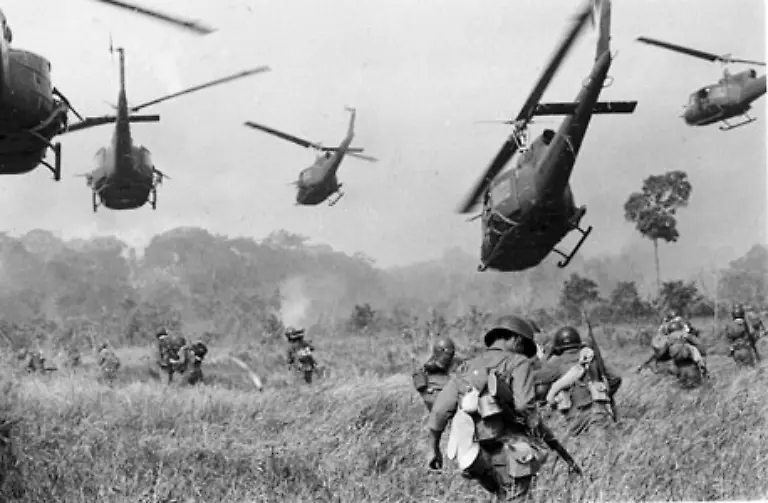 Am-8-Maerz-1965-landen-die-ersten-3-500-US-Marines-in-Suedvietnam-Bis-1968-wird-die-Zahl-der-US-Soldaten-in-Vietnam-auf-mehr-als-eine-halbe-Million-ansteigen