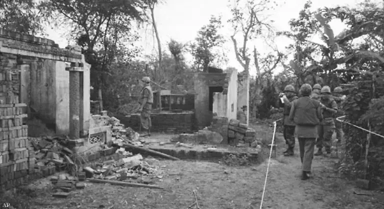 Als-sie-drei-Stunden-spaeter-an-jenem-16-Maerz-1968-vor-40-Jahren-wieder-abziehen-ist-das-suedvietnamesische-Doerfchen-My-Lai-ausgeloescht