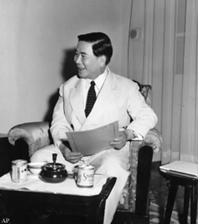 Nach-der-Teilung-Vietnams-infolge-des-Indochinakriegs-ergreift-mit-Hilfe-der-USA-1955-Ngo-Dinh-Diem-im-Sueden-des-Landes-die-Macht