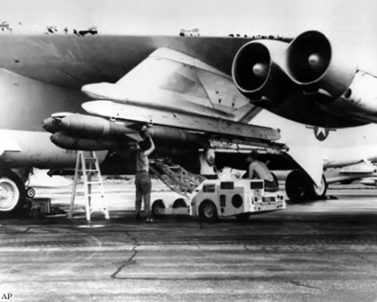 Ende-Februar-1965-beginnen-die-USA-zudem-ihre-Operation-Rolling-Thunder-Dahinter-verbirgt-sich-das-massive-Flaechenbombardement-Nordvietnams