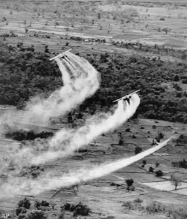 In-grossen-Mengen-wird-vor-allem-das-dioxinhaltige-Agent-Orange-freigesetzt-benannt-nach-der-Farbe-der-Container-in-denen-es-aufbewahrt-wurde