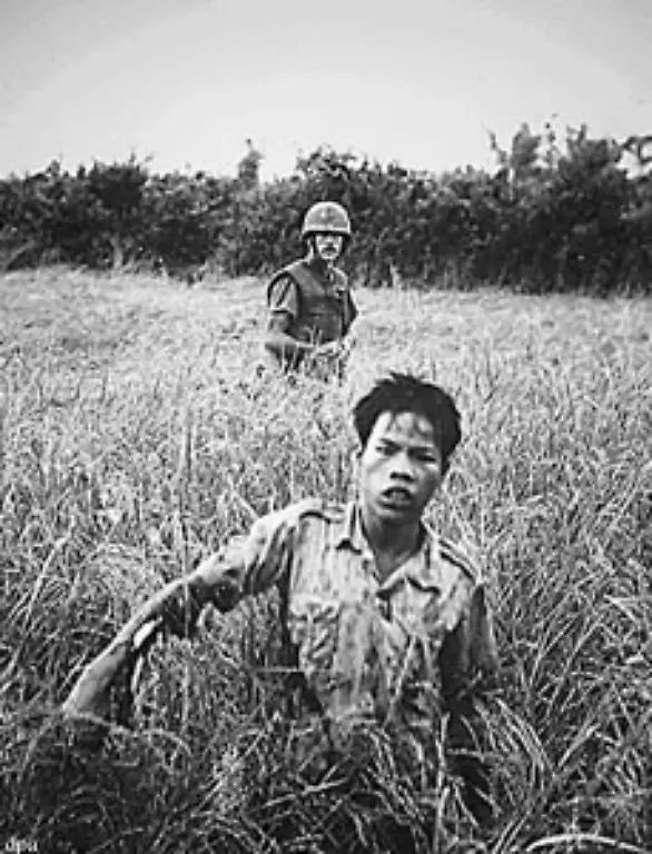 Im-Gegensatz-zu-den-amerikanischen-Soldaten-sind-die-Kaempfer-des-Vietcong-in-Guerilla-Taktiken-geuebt