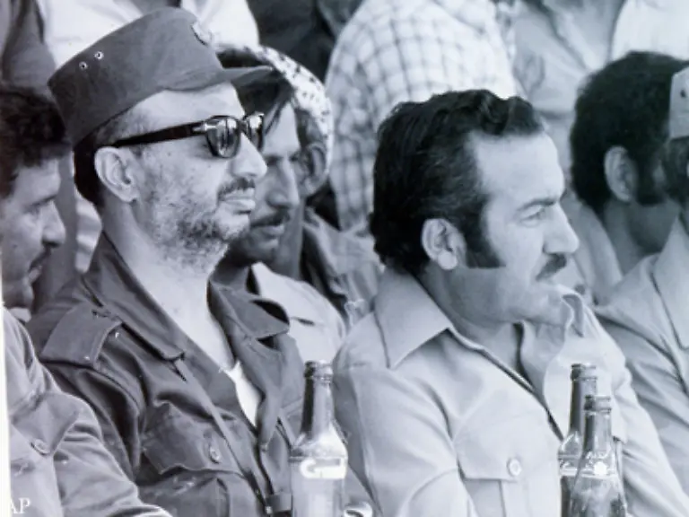 PLO-Chef-Arafat-und-seine-Kaempfer-werden-mit-griechischen-Faehren-ins-Exil-nach-Tunis-gebracht