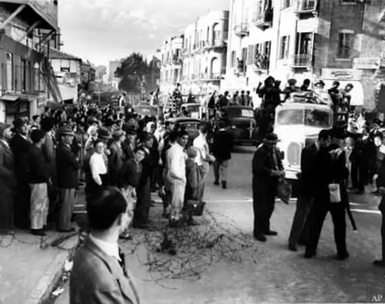 Von-einem-friedlichen-Zusammenleben-sind-beide-Seiten-weit-entfernt-In-Deir-Yasin-richten-Mitglieder-der-juedischen-Untergrundbewegungen-am-9-April-1948-ein-Massaker-an