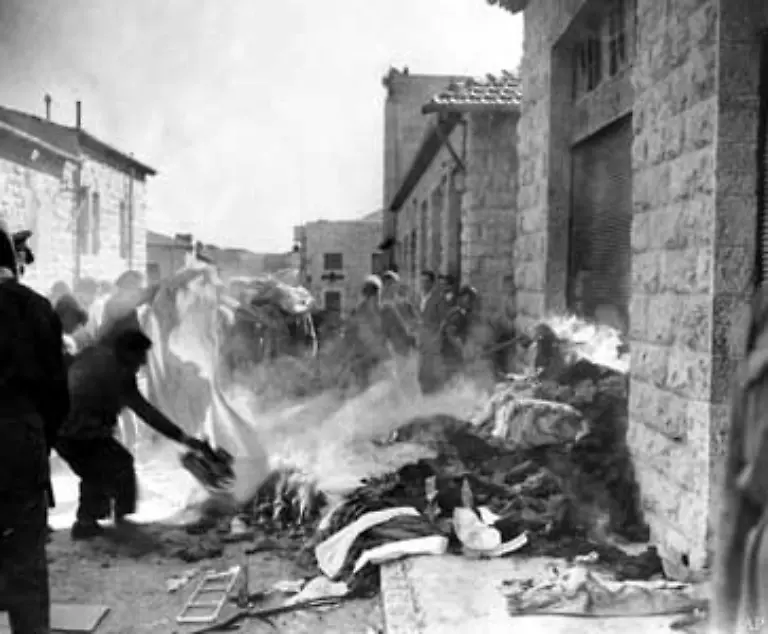 Einige-Tage-spaeter-am-13-April-1948-ueberfallen-arabische-Kaempfer-einen-Konvoi-auf-dem-Weg-zum-Jerusalemer-Hadassah-Krankenhaus-und-toeten-79-Menschen-zumeist-Zivilisten-Aerzte-und-Krankenschwestern