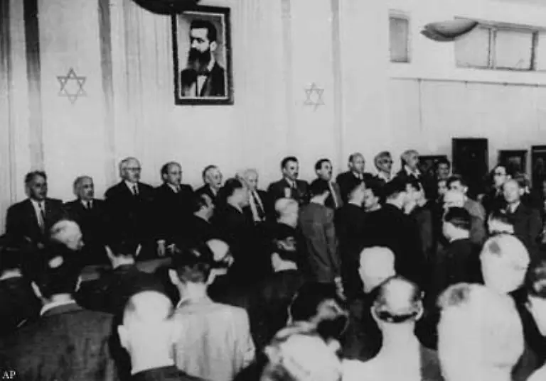 Die-britische-Mandatsmacht-verlaesst-am-14-Mai-1948-mittags-das-Land-Noch-vor-Sonnenuntergang-und-dem-Beginn-des-Sabbat-versammelt-sich-der-Juedische-Nationalrat-im-Stadtmuseum-von-Tel-Aviv