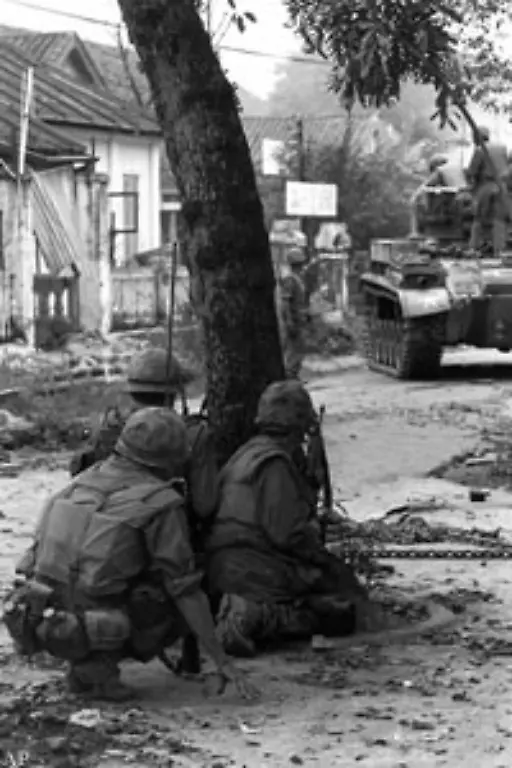 Waehrend-des-vietnamesischen-Neujahrsfestes-Tet-im-Januar-1968-ruecken-der-Vietcong-und-nordvietnamesische-Truppen-auf-Staedte-im-Sueden-des-Landes-vor