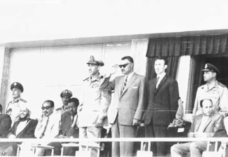 Nasser-findet-fuer-seinen-arabischen-Nationalismus-immer-mehr-Anhaenger-Israel-wird-von-Frankreich-und-Grossbritannien-aufgeruestet