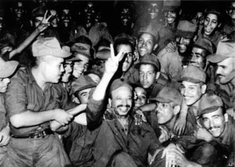 Auf-Nassers-Initiative-wird-1964-die-Palaestinensische-Befreiungsorganisation-PLO-gegruendet-Ihr-Ziel-ist-die-Gruendung-eines-unabhaengigen-Staates-Palaestina-anstelle-Israels-Die-Araber-Palaestinas-definieren-sich-als-Palaestinenser