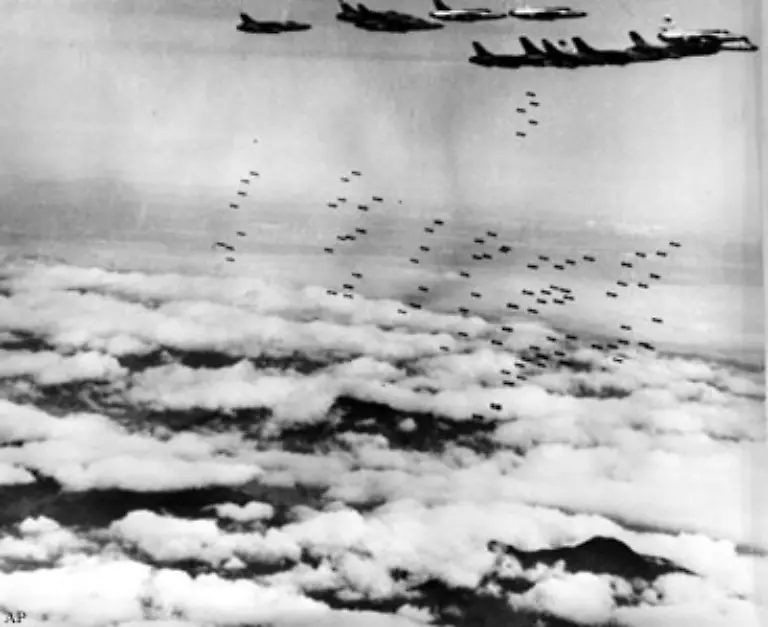 Ende-des-Jahres-fliegen-die-Amerikaner-noch-einmal-schwere-Bombenangriffe-auf-nordvietnamesische-Staedte