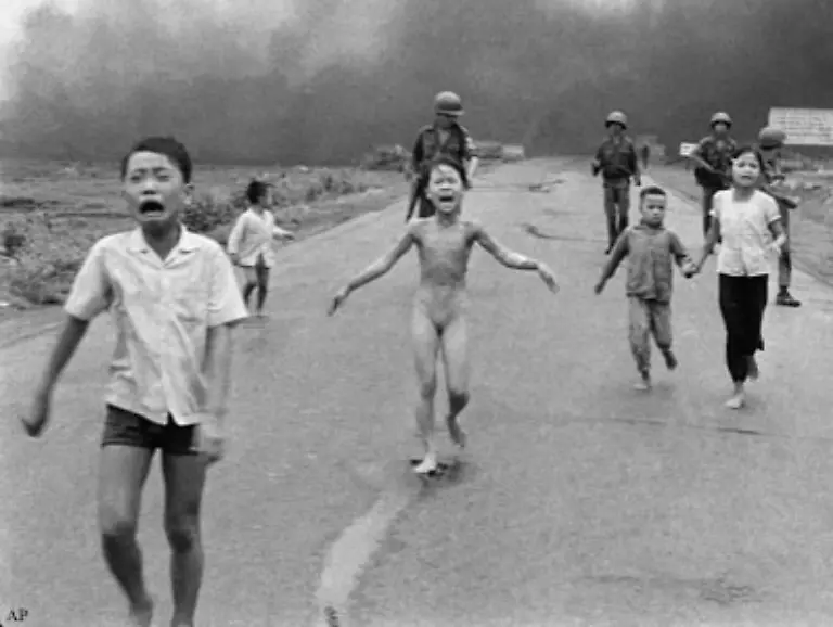 Aus-dem-Jahr-1972-stammt-auch-das-wohl-bekannteste-Bild-aus-dem-Vietnamkrieg-Suedvietnamesische-Zivilisten-fliehen-nachdem-sie-irrtuemlich-von-ihren-eigenen-Soldaten-mit-Napalm-angegriffen-worden-waren