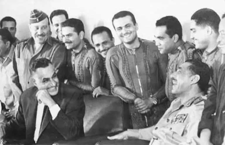 Einige-Tage-spaeter-laesst-Nasser-die-Meerenge-von-Tiran-sperren-ein-internationales-Gewaesser-Schiffe-koennen-nun-nicht-laenger-den-israelischen-Hafen-Eilat-erreichen-Ueber-Eilat-laeuft-unter-anderem-Israels-Versorgung-mit-iranischem-Oel