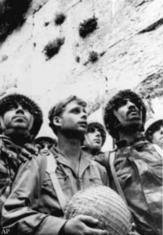 Am-Ende-des-Sechstage-Krieges-hat-Israel-sein-Territorium-vervielfacht-Israel-besetzt-den-Gazastreifen-den-Sinai-das-Westjordanland-und-die-syrischen-Golan-Hoehen-Ost-Jerusalem-wird-annektiert