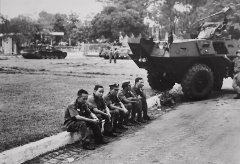 Am-30-April-1975-ruecken-nordvietnamesische-Panzer-in-Saigon-dem-heutigen-Ho-Chi-Minh-Stadt-ein