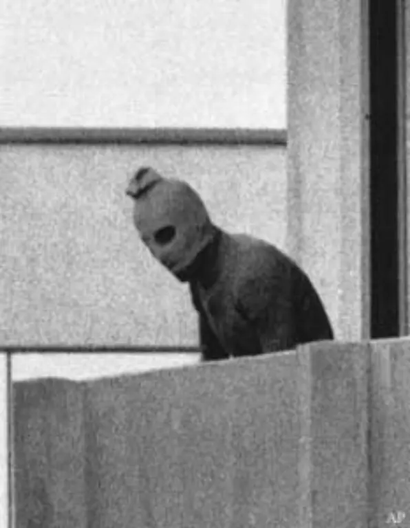 Am-5-September-1972-dringen-arabische-Terroristen-in-das-Olympische-Dorf-in-Muenchen-ein-und-ueberfallen-die-israelische-Mannschaft-in-ihrer-Unterkunft