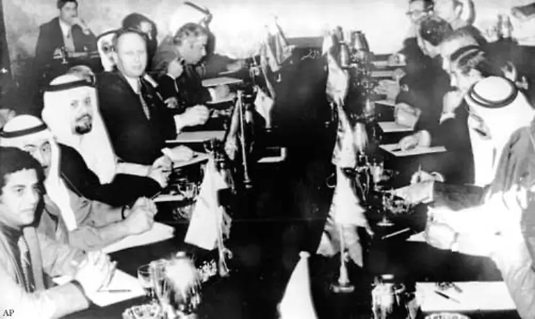 Durch-den-Oel-Export-Stopp-der-Araber-kommt-es-zur-weltweiten-Oelkrise