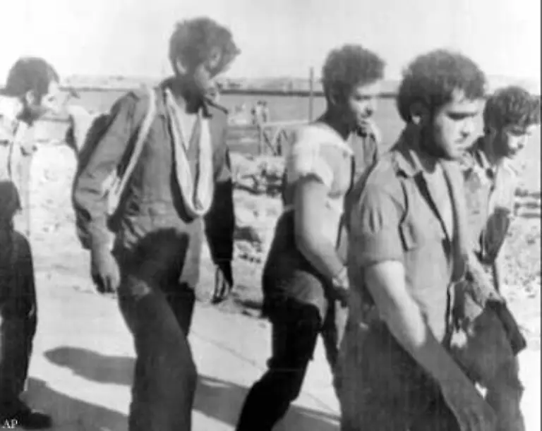 Israel-Aegypten-und-Syrien-tauschen-nach-dem-Jom-Kippur-Krieg-unter-amerikanischer-Vermittlung-Gefangene-aus-vereinbaren-eine-Truppenentflechtung-und-einen-israelischen-Teilabzug