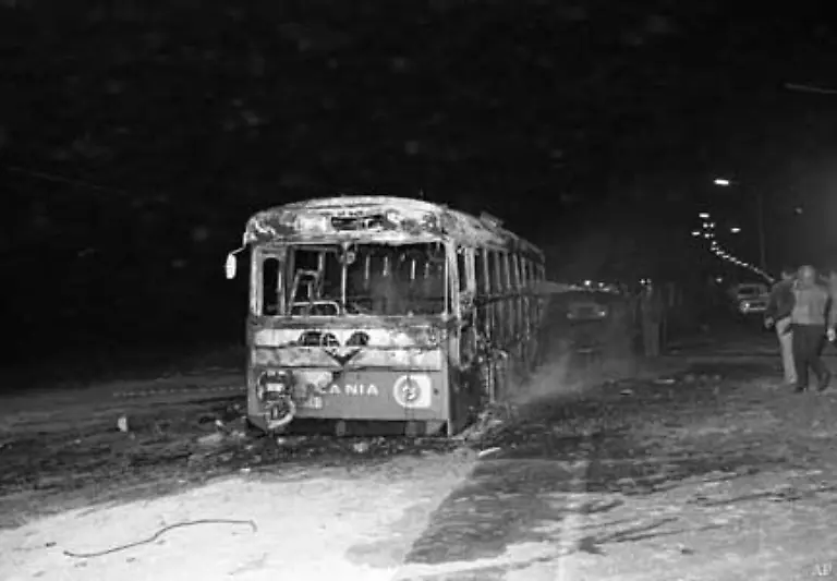 Am-11-Maerz-1978-entfuehren-zwei-PLO-Kaempfer-aus-dem-Libanon-auf-der-Autobahn-vor-Tel-Aviv-zwei-Autobusse-Dabei-sterben-37-Israelis