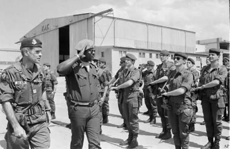 Der-UN-Sicherheitsrat-fordert-in-der-Resolution-425-Israel-auf-seine-Truppen-von-libanesischem-Gebiet-abzuziehen-Libanon-wird-aufgefordert-wieder-seine-Souveraenitaet-auszuueben-und-seine-Truppen-bis-an-die-Grenze-zu-Israel-zu-verlegen