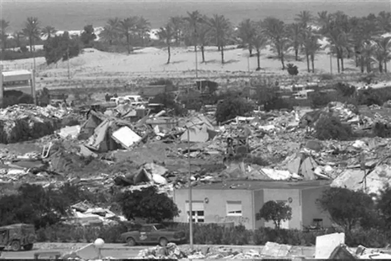 Israel-akzeptiert-die-Schaffung-einer-autonomen-palaestinensischen-Verwaltung-fuer-die-besetzten-Gebiete-im-Westjordanland-und-im-Gazastreifen-Ministerpraesident-Begin-verfuegt-einen-zeitweiligen-Siedlungsstopp-doch-die-Palaestinenser-verweigern-Gespraeche