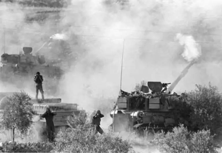 Drei-Tage-spaeter-greift-Israel-die-PLO-im-Libanon-an-Ziel-ist-die-Zerschlagung-der-militaerischen-PLO-Organisation-durch-einen-Vormarsch-bis-Beirut