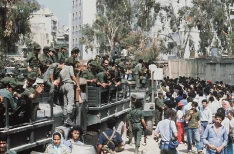 In-Westbeirut-werden-10-000-PLO-Kaempfer-von-den-israelischen-Truppen-eingeschlossen-und-zur-Kapitulation-gezwungen