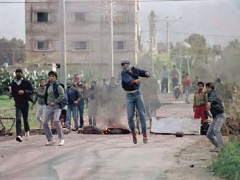 Im-Dezember-1987-bricht-die-erste-Intifada-aus-ein-Aufstand-in-den-besetzten-Gebieten-um-die-israelischen-Besatzer-abzuschuetteln-Gepraegt-ist-sie-von-Steine-werfenden-jugendlichen-Palaestinensern
