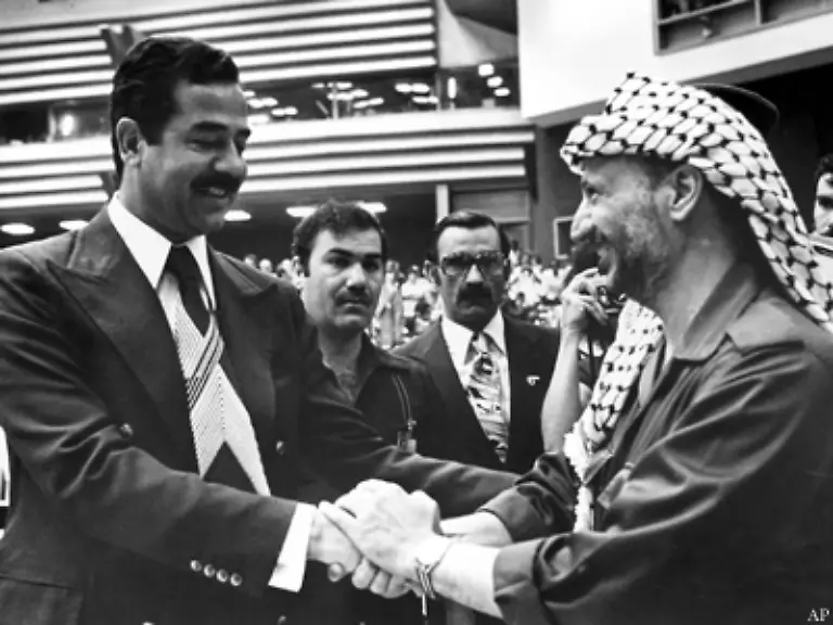 PLO-Chef-Arafat-verbuendet-sich-mit-Saddam-Hussein-Kuwait-Saudi-Arabien-und-andere-arabische-Staaten-sperren-deshalb-die-Finanzierung-der-PLO