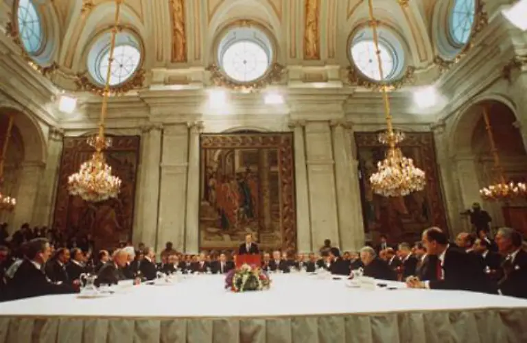 Ende-Oktober-1991-gibt-die-internationale-Gemeinschaft-dem-Nahost-Friedensprozess-mit-der-Friedenskonferenz-in-Madrid-neue-Impulse-Vertreter-von-Israel-Syrien-Saudi-Arabien-Jordanien-und-Libanon-treffen-sich-Die-Palaestinenser-sind-Teil-der-jordanischen-Delegation