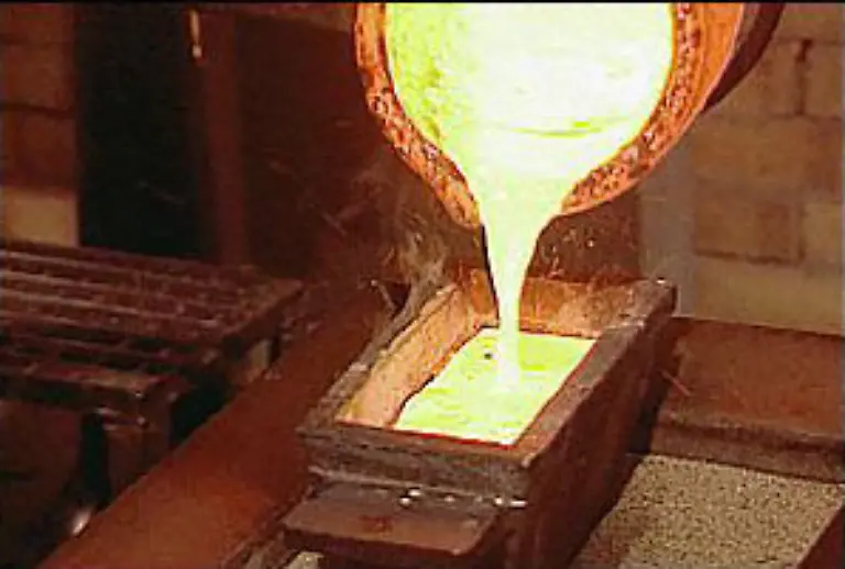 Gold-gehoert-zu-den-Metallen-an-denen-sich-der-Mensch-zuerst-als-Handwerker-versucht-hat-Zum-ersten-Mal-wurde-Gold-vor-etwa-7-000-Jahren-verarbeitet-Ein-grosser-Vorteil-ist-die-geringe-Schmelztemperatur