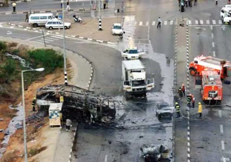 Um-die-Friedensgespraeche-mit-der-israelischen-Regierung-zu-unterlaufen-veruebt-die-Hamas-1993-im-Kibbuz-Mechola-ein-Selbstmordattentat-der-Auftakt-zu-einer-Reihe-weiterer-aehnlicher-Anschlaege