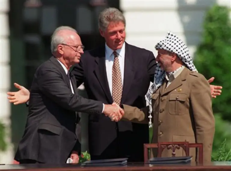 Dennoch-finden-die-ersten-direkten-Gespraeche-zwischen-Israel-und-den-Palaestinensern-statt-Am-13-September-1993-besiegeln-Jassir-Arafat-und-Jitzchak-Rabin-in-Washington-mit-einem-Haendedruck-die-Osloer-Prinzipienerklaerung-Oslo-I