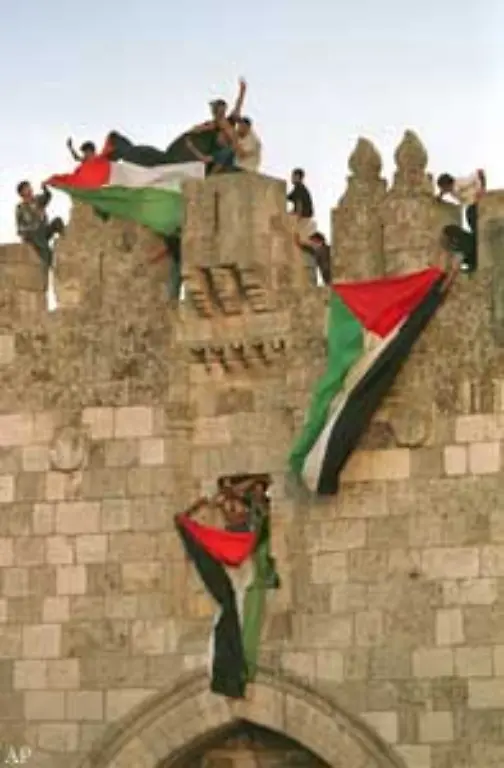 Darin-erkennen-sich-beide-Seiten-offiziell-an-und-verpflichten-sich-zur-Aufnahme-von-Verhandlungen-ueber-den-endgueltigen-Status-der-besetzten-Gebiete-Strittige-Fragen-wie-der-Status-von-Ostjerusalem-die-Grenzen-und-die-Fluechtlingsfrage-werden-ausgeklammert