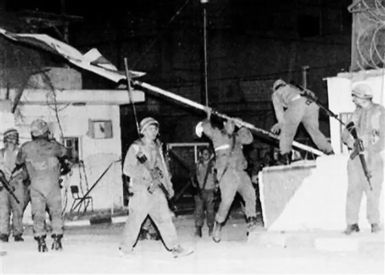 1994-folgt-das-Gaza-Jericho-Abkommen-das-den-Rueckzug-der-israelischen-Armee-aus-Teilen-des-Gazastreifens-und-Jericho-festlegt-und-eine-palaestinensische-Selbstverwaltung-entstehen-laesst