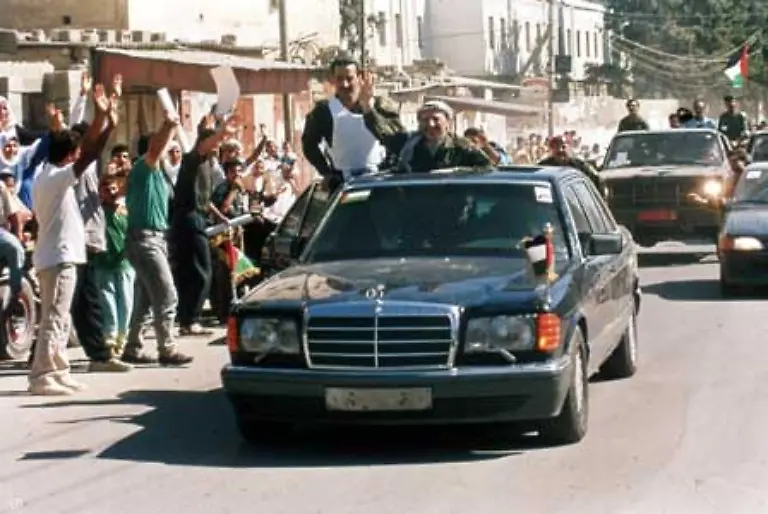 Die-PLO-sagt-sich-offiziell-von-dem-Ziel-der-Zerschlagung-des-juedischen-Staates-los-Im-Juli-1994-laesst-sich-Arafat-als-Chef-der-neuen-palaestinensischen-Autonomiebehoerde-in-Gaza-nieder