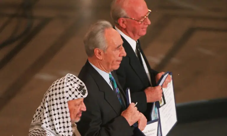 Fuer-ihre-Bemuehungen-um-einen-Frieden-in-der-Region-erhalten-Jassir-Arafat-Jitzchak-Rabin-und-Schimon-Peres-im-Dezember-1994-den-Friedensnobelpreis