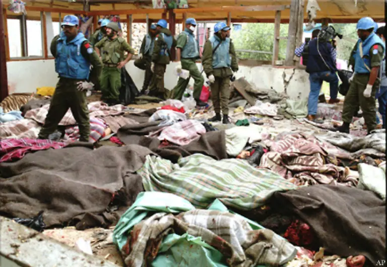 Nach-dem-vermeintlich-irrtuemlichen-Beschuss-eines-Lagers-in-Kana-mit-ueber-120-Toten-muss-Israel-die-Operation-abbrechen