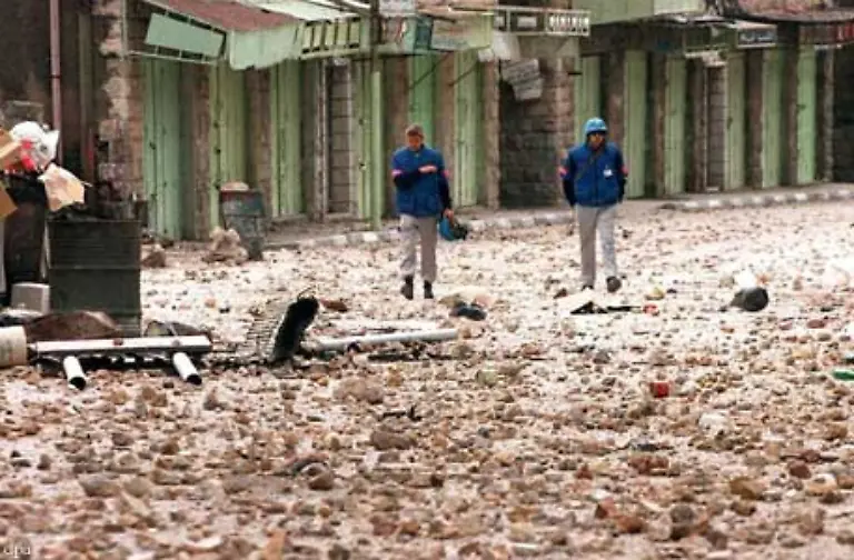 Im-Januar-1997-uebergibt-Netanjahu-Hebron-zu-80-Prozent-an-die-Palaestinenser-was-zuvor-weder-Rabin-noch-Peres-wegen-innenpolitischer-Widerstaende-gewagt-hatten